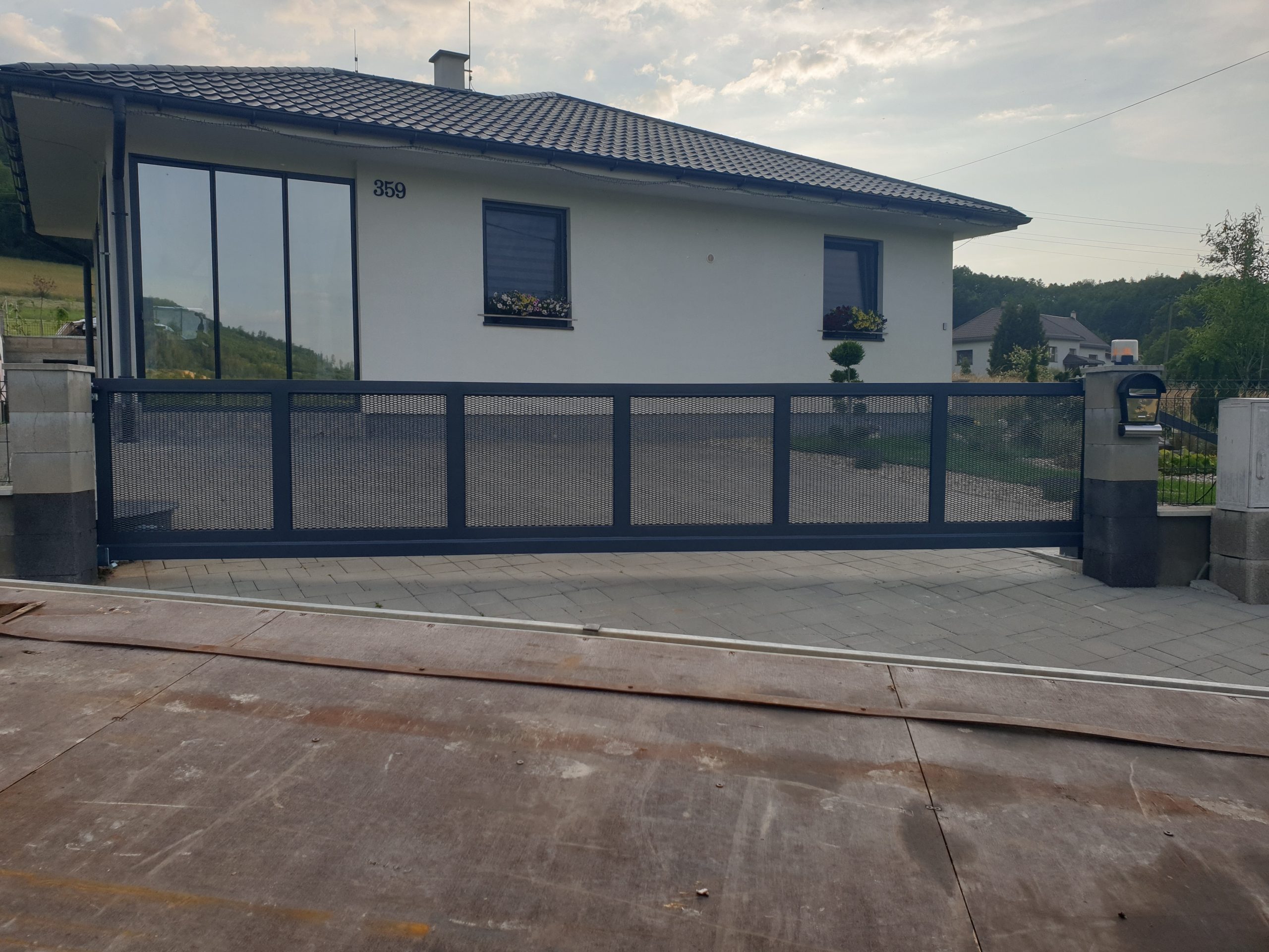 Moderná oceľová brána vyrobená na mieru MFZVAR s otváraním od značky Nice