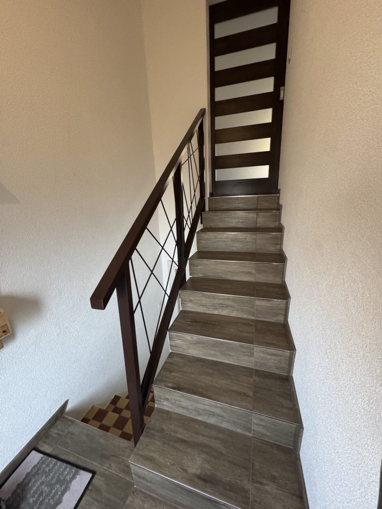 Dizajnové kovové zábradlie s moderným vzorom