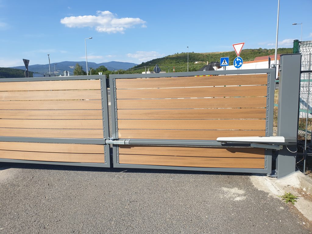 Krídlová brána otváraná do kopca. Posuvné koľajnicové brány.