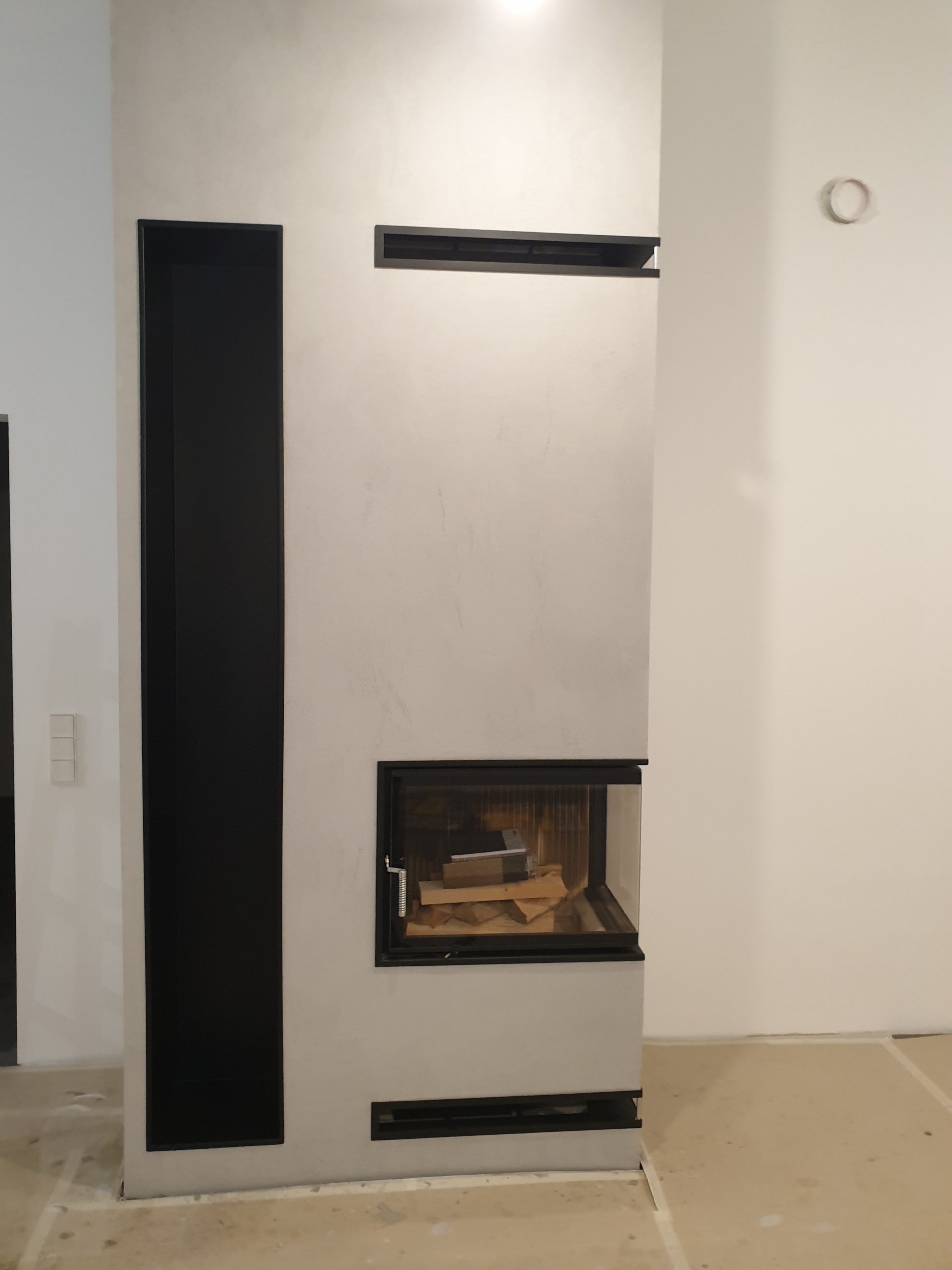 Moderný oceľový krb vyrobený na mieru MFZVAR